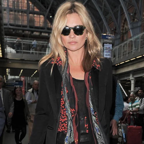 H Kate Moss μας δείχνει το πιο άνετο trend στα παπούτσια